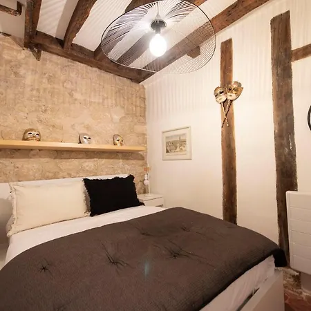 Apartment Pierre A Feu Paris